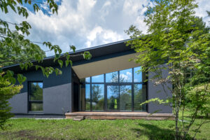 森と空につながる家