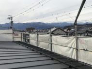 軒先の雪止め金具「通り土間の家」松本市