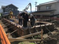 基礎のコンクリート打設「東西にひろがる家 」松本市