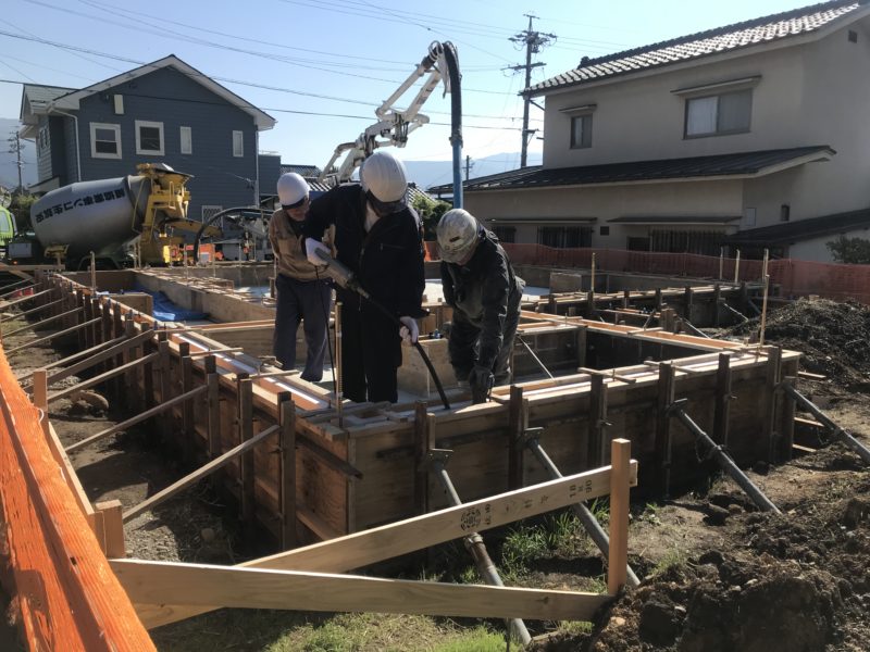 基礎のコンクリート打設　東西にひろがる家　松本市