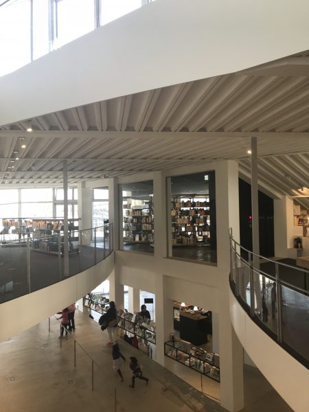 太田市美術館図書館