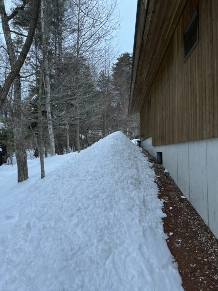 軒下に滑り落ちた雪　蓼科　2022.2.19