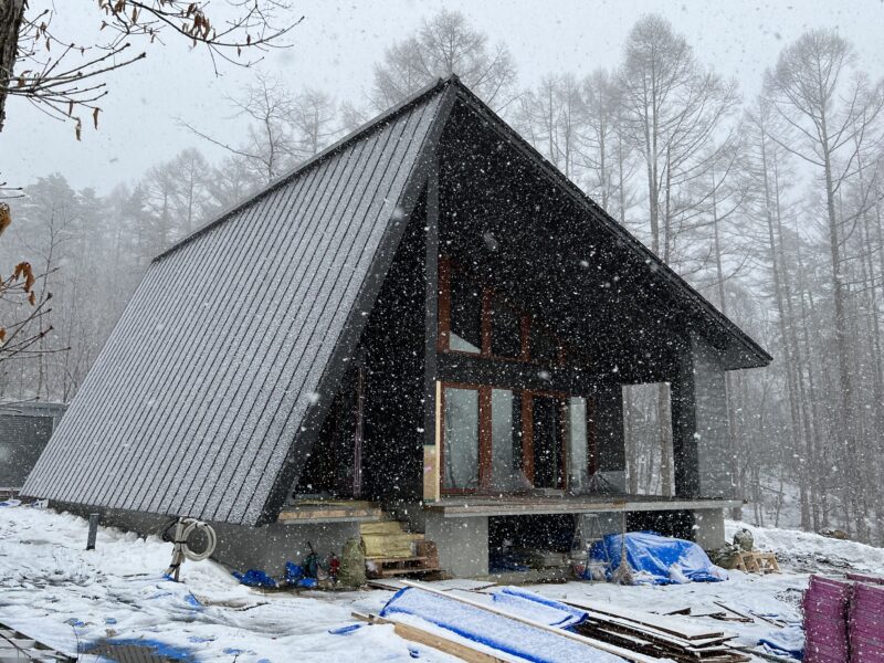 蓼科高原「かね折り屋根の山荘」