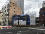 交差点の反対側から見ると「街角のコートハウス 」松本市