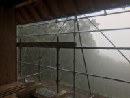 霧の中「雲海の見える家」須坂市峰の原高原