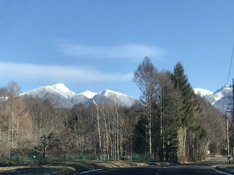 蓼科のアトリエに向かう途中の道路から見える八ヶ岳