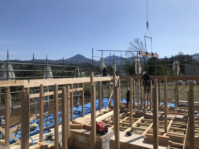 建て方１日目「霧ヶ峰を望む家」茅野市