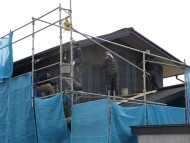 外壁左官工事の下塗り「流れのあるコートハウス」松本市