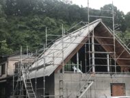 コンクリートの箱と木造の三角屋根「小さな家」群馬県嬬恋村