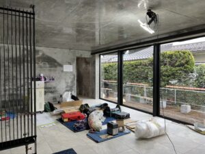 内装はコンクリート打ち放し仕上げ 松本市のRC住宅「内にひらく家」