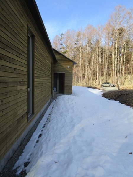 原村の別荘　北面には雪が残っています