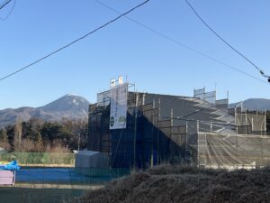 冬の蓼科山と屋根勾配　茅野市の別荘「蓼科山を望む家」