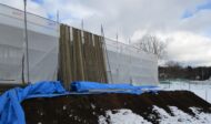 外壁の板材が現場に搬入された「見晴らす家」茅野市蓼科高原