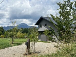 工事契約の立会い、竣工写真の撮影(蓼科の別荘)、住宅設計の打合せ / 先週末の林建築設計室