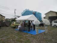 雨の中の地鎮祭「浮くリビングの家」松本市