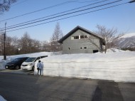 白馬村の別荘の敷地内には雪がまだたくさん残っています