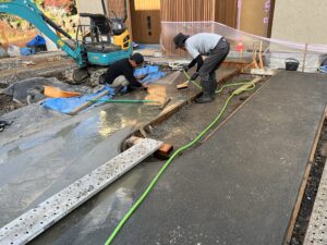 駐車スペースの床仕上げ　松本市の住宅「空庭の家」