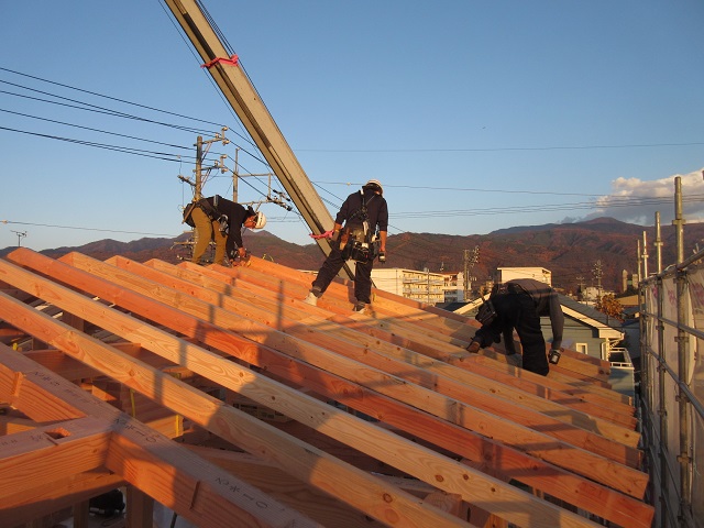 建て方　東西にひろがる家　松本市