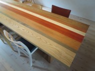 テーブルは７種の無垢板で 有賀恵一さん作