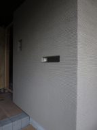 左官屋さんによる外壁横櫛引仕上げ「格子戸のコートハウス」松本市