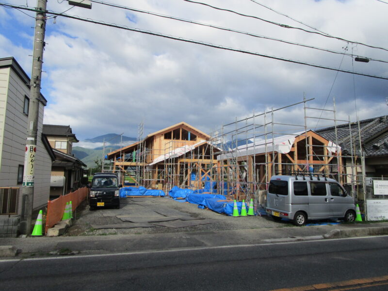 手前が店舗　奥が住宅