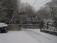 軽井沢の現場 季節はずれの雪でした