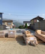 土台材の搬入「平屋のコートハウス」松本市