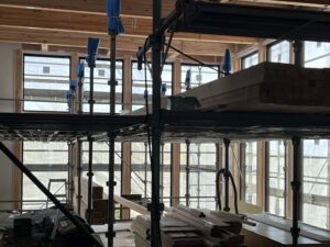 木工事進行中　霧ヶ峰高原の住宅「視座の家」