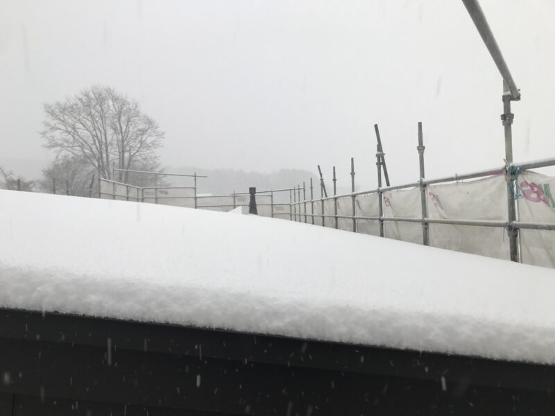 屋根に積もる雪　蓼科高原　別荘